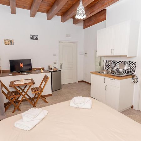 Centro Storico Redmood House A 5 Min Dal Mare, Wi-Fi, A/C E Netflix Apartman Barletta Kültér fotó