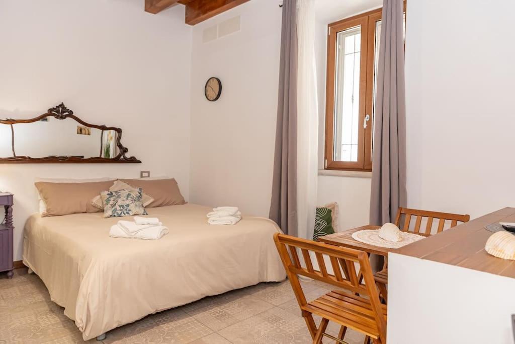 Centro Storico Redmood House A 5 Min Dal Mare, Wi-Fi, A/C E Netflix Apartman Barletta Kültér fotó